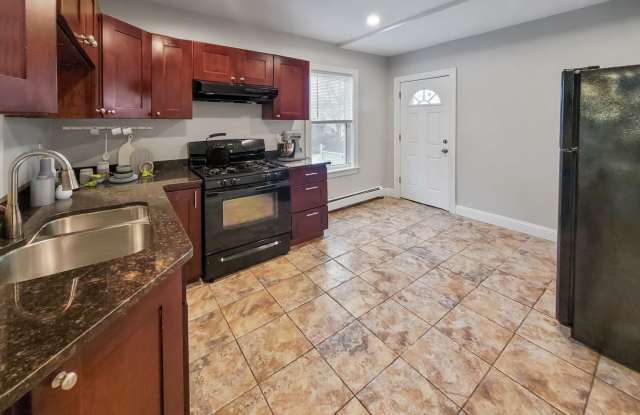 $3795 - Modern Jamaica Plain 3bed / 1bath available 9/1/2026