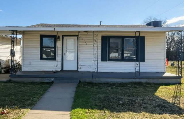 Cozy Modern Living – Bright 2‑Bedroom Home Near Snyder High