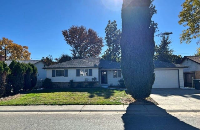 731 W D STREET - 731 West D Street North, Dixon, CA 95620