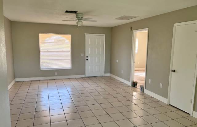 Nice 3/2/1 located in Spring Hill
