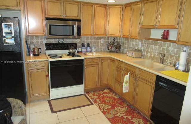 8015 SW 107 AV