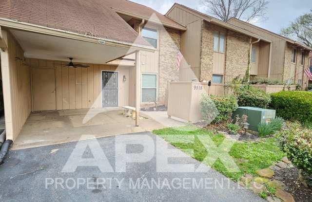 Spacious 3 Bd 2.5 Ba Condo w/Carport in heart of West Knox!