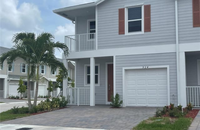 924 SE 17th St - 924 Southeast 17th Street, Homestead, FL 33034