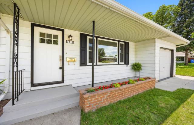 Charming Remodeled 3 Bedroom Home in Central Loveland - 1612 West 15th Street, Loveland, CO 80538