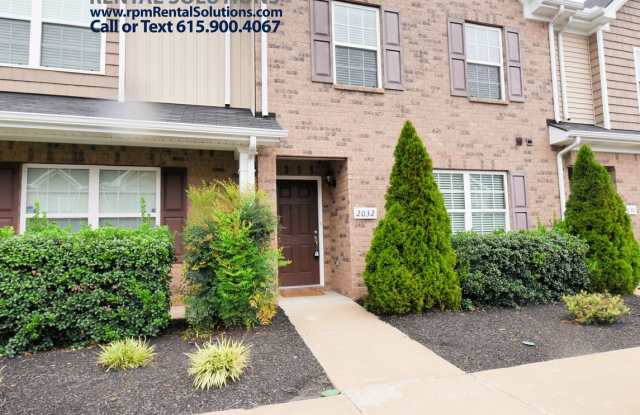 Wonderful 3BR Mboro townhome- GREAT location!