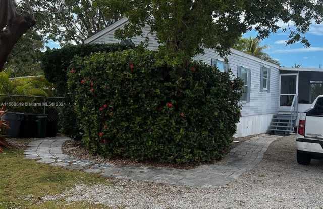 1501 Aqueduct Ln