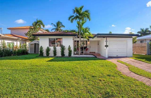 Photo of 840 S Shore Dr