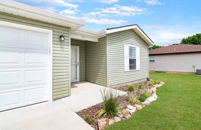 3 bedroom 2 bath 2 Car Garage with fenced yard for rent, Hollister, MO