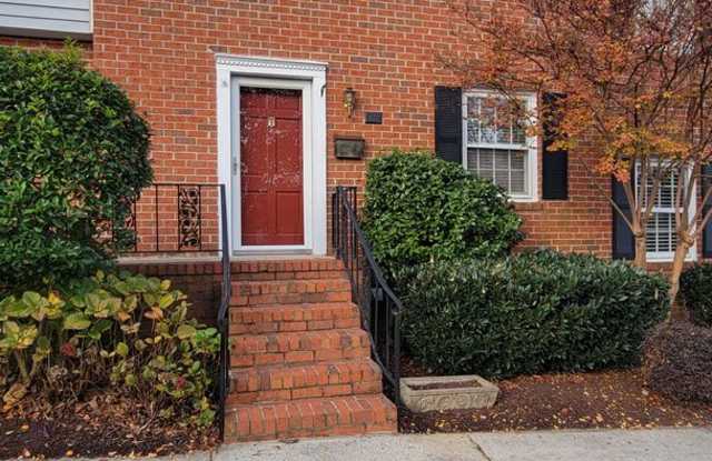 2 Bed, 1.5 Bath Townhome in Greenville is Available! Location!!