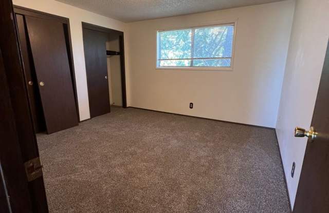 2 Bedroom, 1 Bathroom Upstairs Apartment in the South Suburbs!