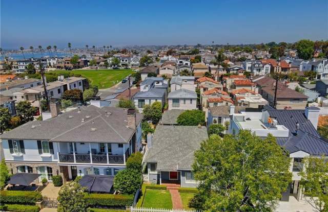 425 Dahlia Avenue 1/2