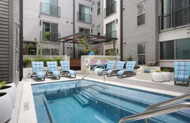 Photo of 825 W 12th St