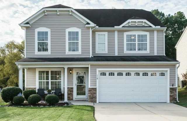 4 Bedroom, 2.5 Bath Home- Short Commute to Fort Bragg!