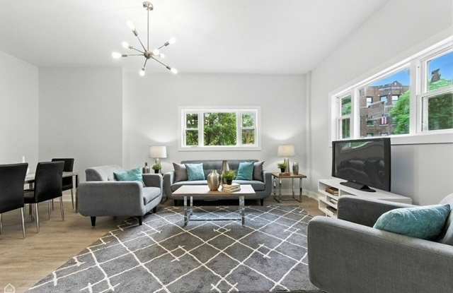 2901 N Sacramento Avenue