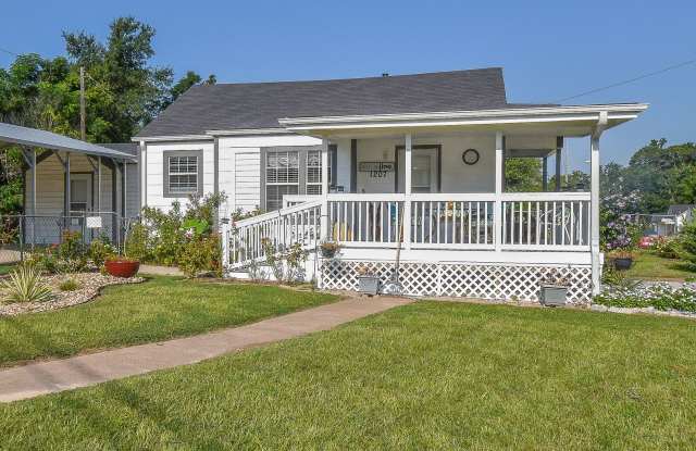 Adorable 3 Bed 1.5 in the Heart of Tyler!