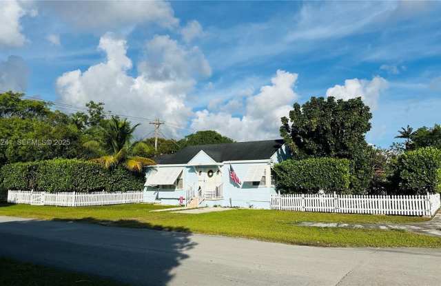 Photo of 3927 SW 64th Ave