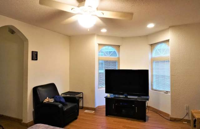 4-bed, 2-bath home in Urbana available for August!