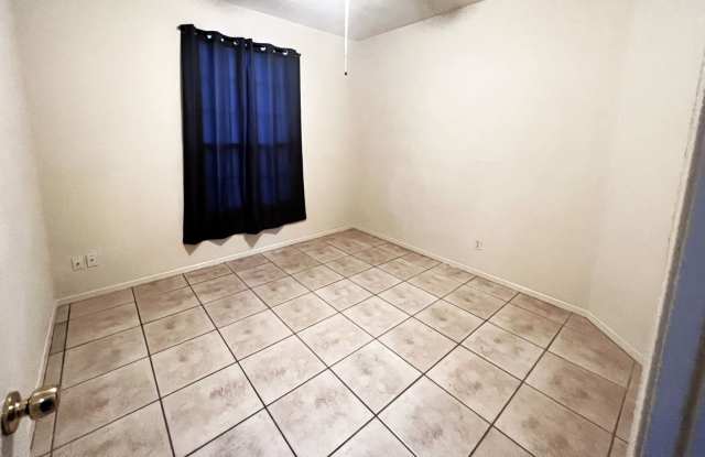 Beautiful 3 Bed 2 Bathroom home with Large Backyard