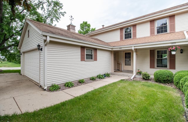 1057 S Imperial Dr - 1057 South Imperial Drive, Hartland, WI 53029