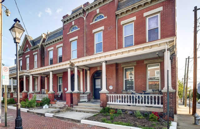 800 West Clay Street - B upstairs