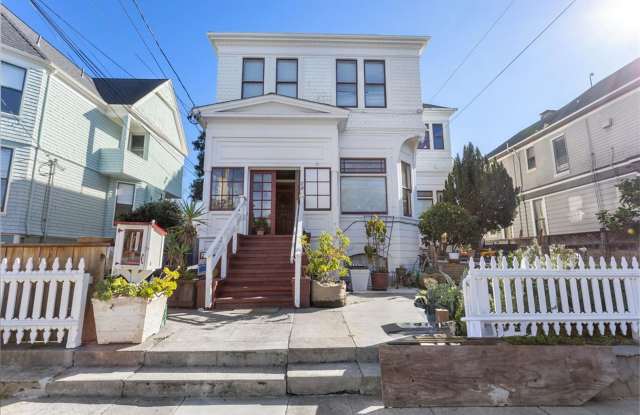 918 Lafayette St. #4 - 1 bedroom | 1 bath | Upper unit