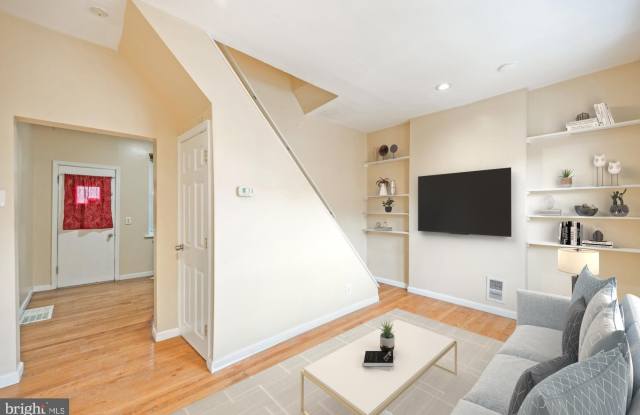 2500 E OAKDALE Street