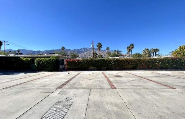 AVAILABLE NOW!! 2 Bedroom 1 Bathroom Apartment in Palm Springs!