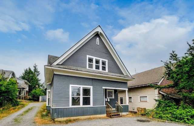 Large 6 Bedroom House Available in August!!