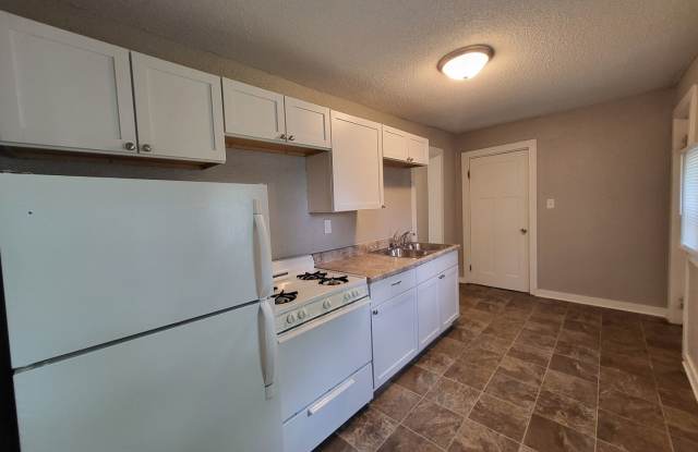 1 Bedroom home with garage!