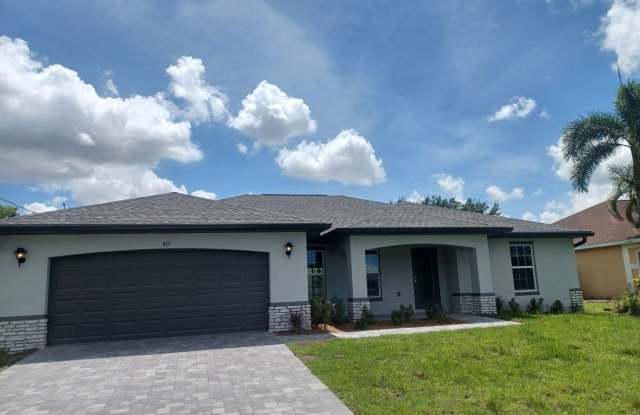 4/2 Newer  construction home.