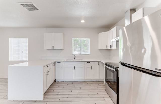 Charming 2-Bedroom Duplex in the Heart of Downtown! * Move In Special *