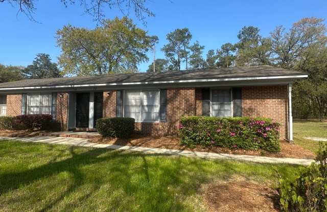 Pet Friendly 2 Bedroom, 1 Bath Duplex Located in the Center of Wilmington
