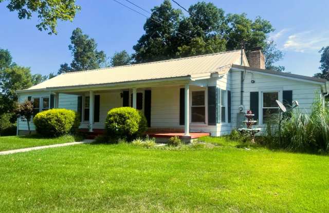 Photo of Cozy 3 bedroom home with country feel! Large Acreage!