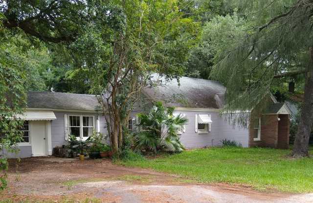 Photo of Three Bedroom Two Bath Single Family Home in Riverland Terrace!