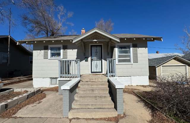 PRE-LEASING! Available June 7th - 4 bedroom close to campus. - 911 21st Street, Greeley, CO 80631