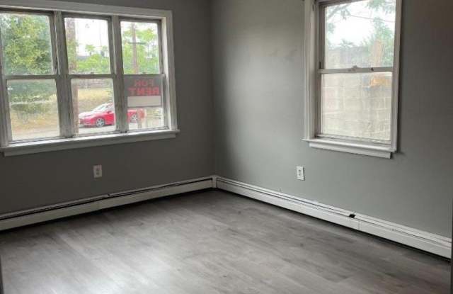 644 Trumbull Street - Floor