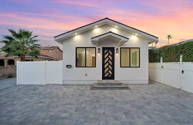 Photo of 17425 Los Alimos Street