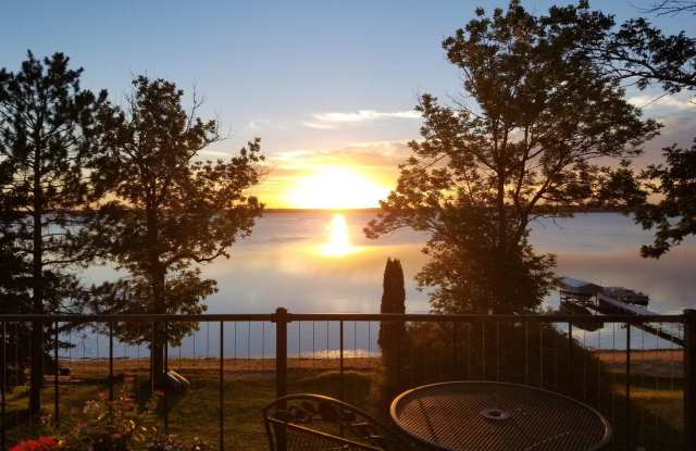 Beautiful Lake Home !