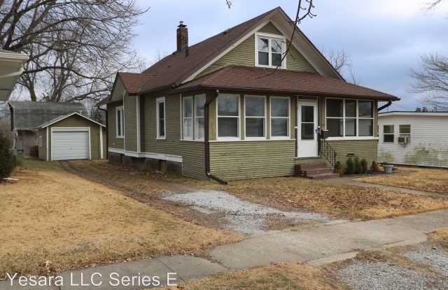 322 Gratton St - 322 Gratton St, Burlington, IA 52601