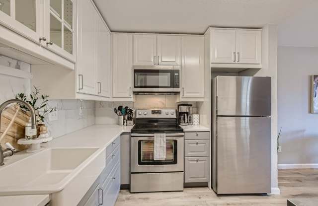 Corner Unit 2 BDR / 2.5 BA Townhome