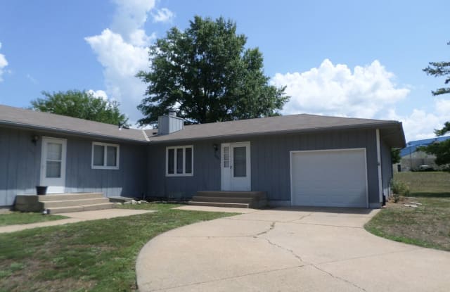 2008 Shirley - 2008 Shirley Lane, Manhattan, KS 66502