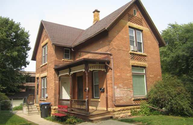 4 Bedroom house; Close to downtown Mankato!