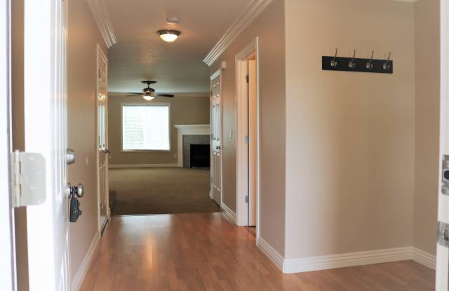 Home Sweet Home! 4 Bedroom/2.5 Bath in Salmon Creek: Available 10/10!