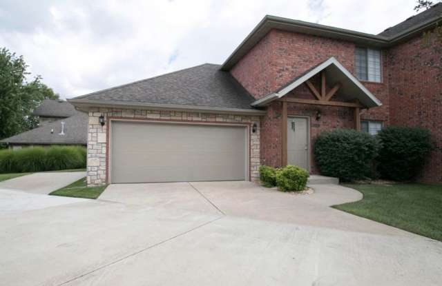 3 bed 2.5 bath in Chesterfield Village in Springfield