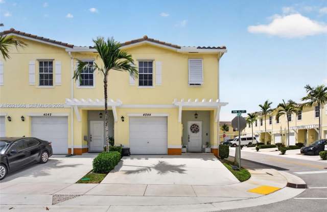4044 NW 11th St