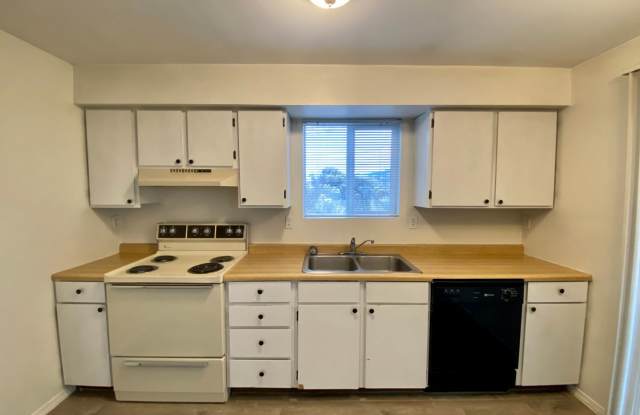 Hard to find 1 bdrm, 1 bath w/ garage!  1.7 miles from Sky Lakes Medical Center and Oregon Tech!