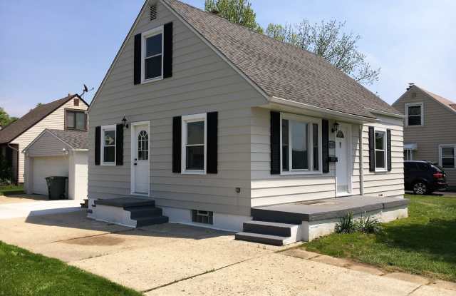 Photo of ***3-Bedroom House w/ 2-Car Garage!***