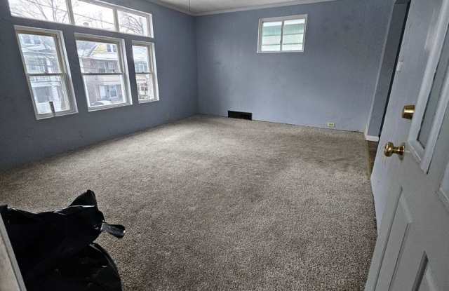 Photo of 652 E 4th St