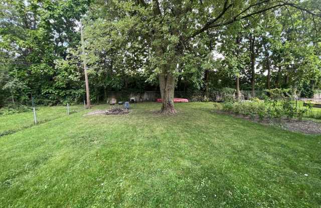 Large 2 Bedroom home with a Garage