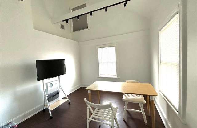 1433 Old Northern Boulevard